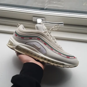 Nike air max 97 Undefeated i färgen cream - Nike air max 97 Undefeated i färgen cream. Sjukt snygga skor som inte kommer till användning har några minimala skador på insidan men annars ser de nya ut. Kostar 7000 i vanliga fall. Skulle gå med på runt 1500 pris kan diskuteras