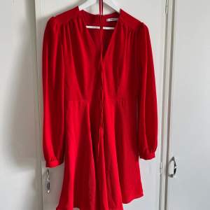 Röd klänning från Glamourous i storlek S
