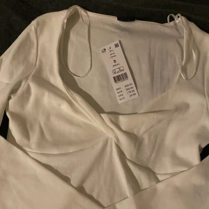 Superfin topp från Gina! - Superfin vit topp från Gina tricot i storlek S, helt oanvänd då den är för liten för mig. Jag står för frakten!☺️