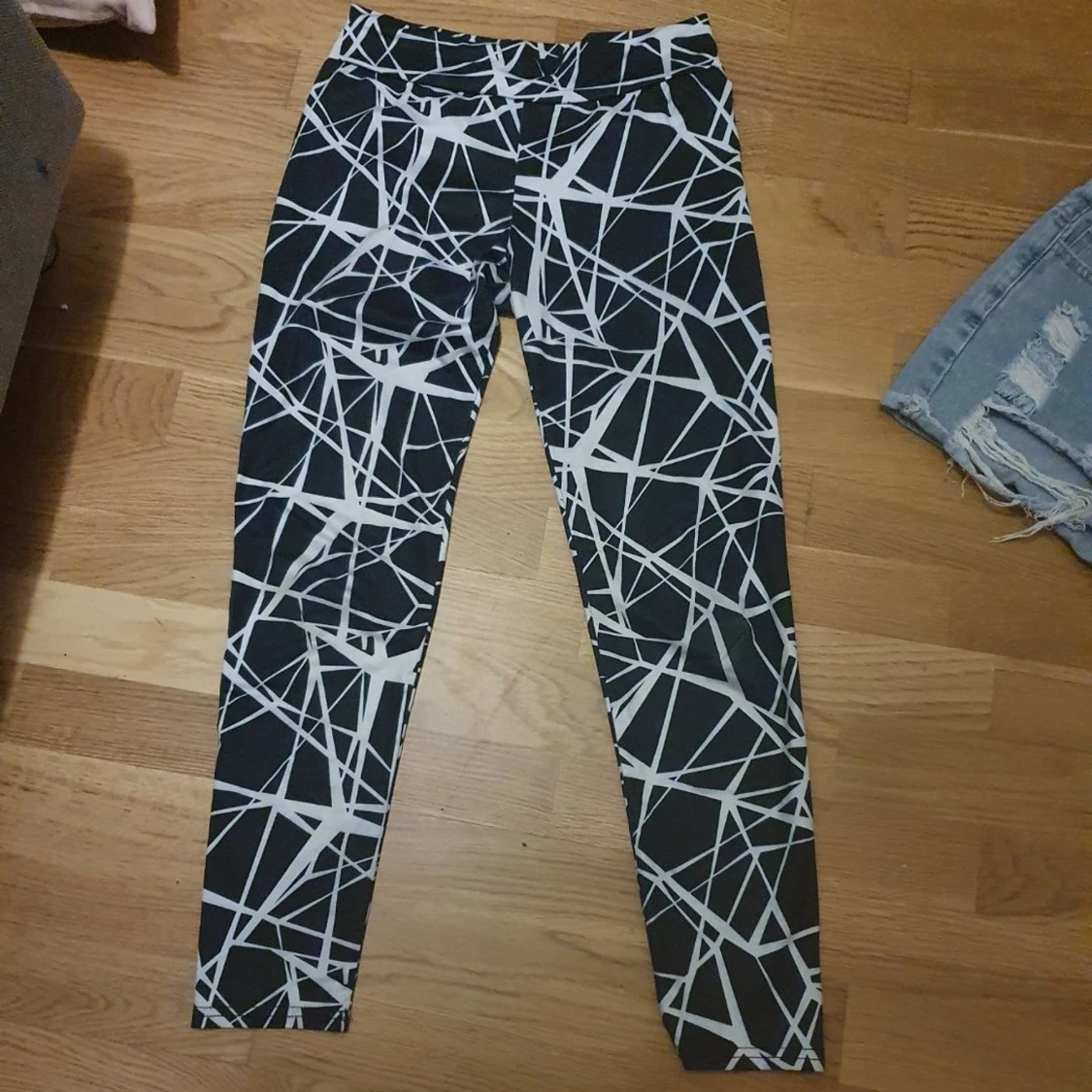 Ett par svart vita tränings byxor som är köpta från shein