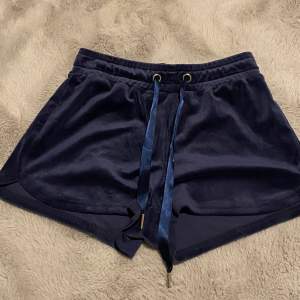  Mörkblåa Velour mjukis shorts från Gina tricot storlek XXS. Litet slitage på baksidan. Se bild 3. Nypris: 160kr.
