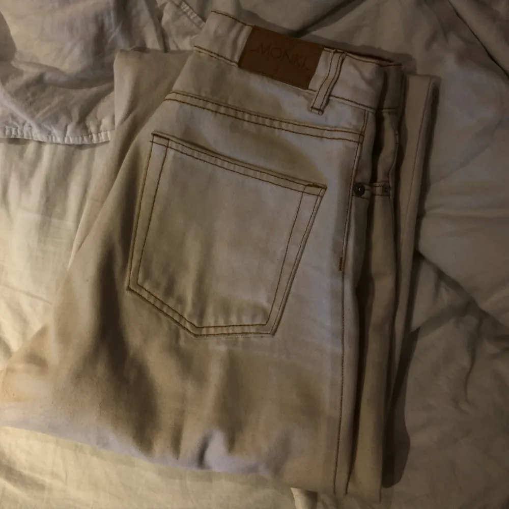Säljer dessa beiga jeans från Monki på grund av att jag inte har någon användning av dem. Hör av er om ni har några frågor!💗. Jeans & Byxor.