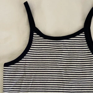 Randigt zara linne - Säljer detta superfina linne från Zara!!! Sparsamt använt och i nyskick. Storlek 164 men sitter som xs 🥳