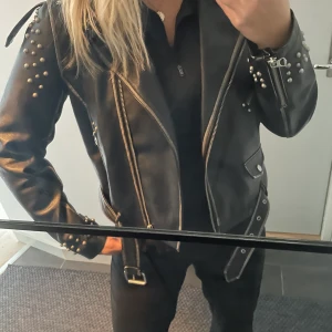 Skinnjacka - Cool skinnjacka i storlek L. Sitter lite oversized på mig som vanligtvis har 38