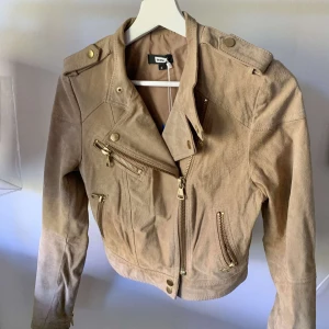 Bikerjacka/mockajacka - Bikerjacka i mocka material från bikbok men köpt på sellpy, inte kommit till användning sen Jag köpte den på sellpy, bra skick! 