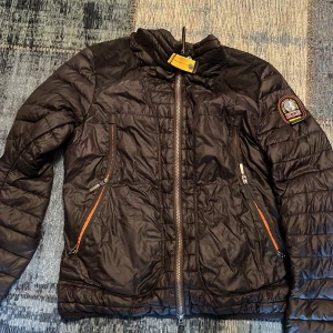 Jacka  - Jacka från parajumper i bra skick. Jackan känns som en s/m i storlek. 