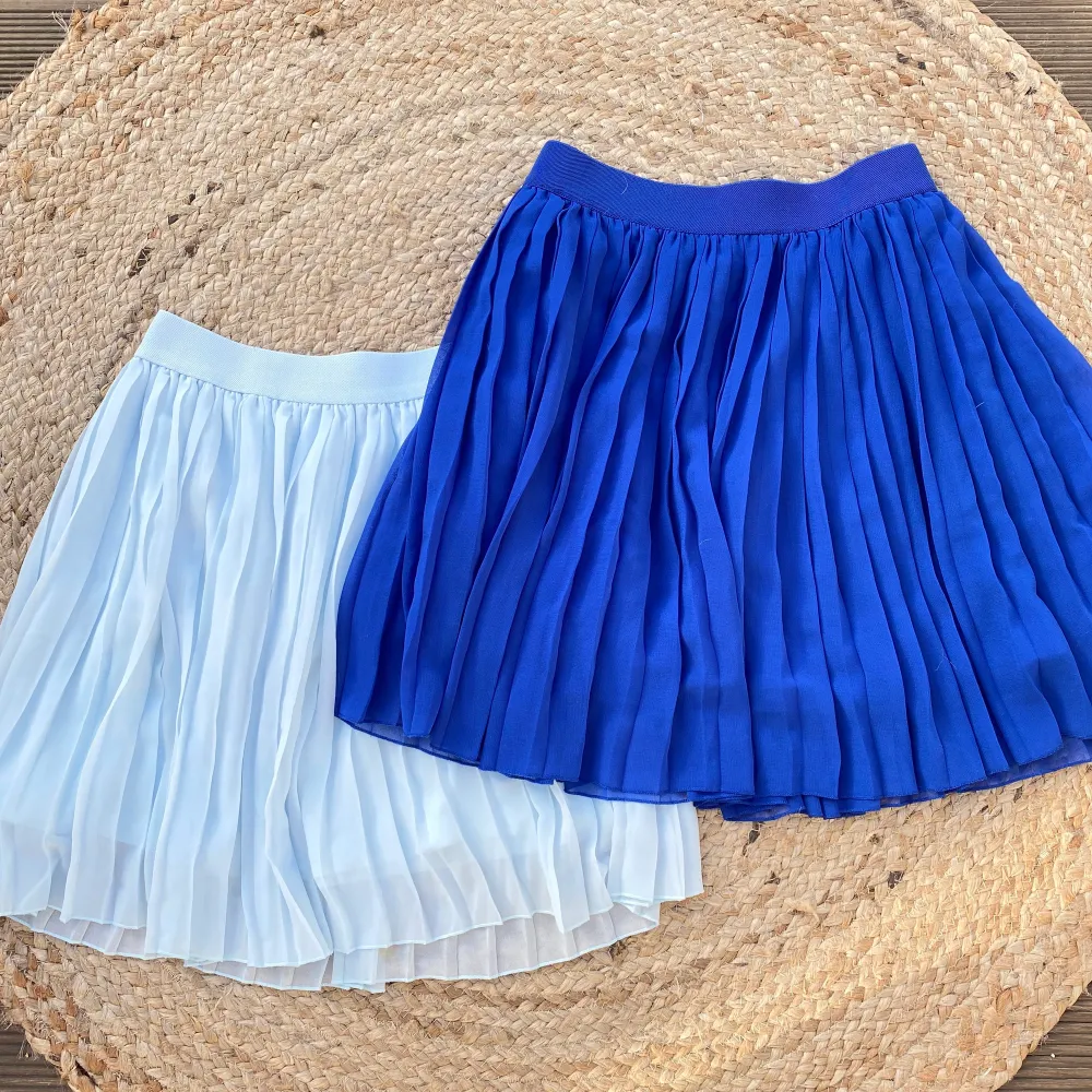 Super fina plisserade kjolar från NAKD i storlek S. 70kr/st. Liten fläck på den ljusblå men den går säkert att tvätta bort! Kan skicka bild vid intresse . Kjolar.