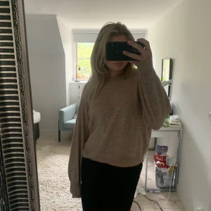 Beige stickad tröja  - Säljer denna helt oanvänd. Sitter jötte fint vid armarna 🫶🫶