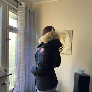 Canada goose - Säljer min canada goose pga har köpt en ny jacka. Använd en vinter och är i väldigt bra skick, inte sönder någonstans elr några märken. Endast seriösa köpare! 🥰