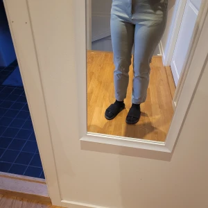 Byxor från Gina tricot  - Ljusgröna byxor från Gina Tricot storlek 38. Väldigt väldigt sköna men använt få tal gånger! Köparen står för frakt