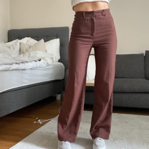 Monki kostymbyxor  - Säljer dessa kostymbyxor från Monki en en rak modell ❤️