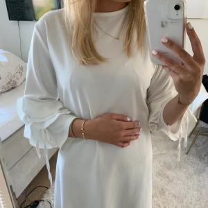 Vit klänning - Så söt klänning som aldrig kommit till användning. Helt nyskick ❤️❤️