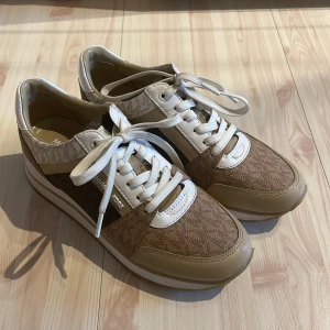 Michael Kors sneakers - Snygga sneakers från Michael Kors (äkta) och köpta från Zalando. Bra skick, använd ett par gånger, pris kan diskuteras. Frakt ingår inte 💕säljer pga att de har blivit för små 