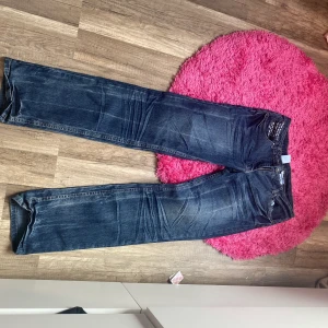 Adidas newyorker here+there - Byxorna är inte alls använda dom är lågmidjade och har en text på baken väskan är använd ett par gånger  men är inte riktigt min still och koftan går inte och köpa längre och koftan är väldigt mysig och ha nu i höst och vinter 