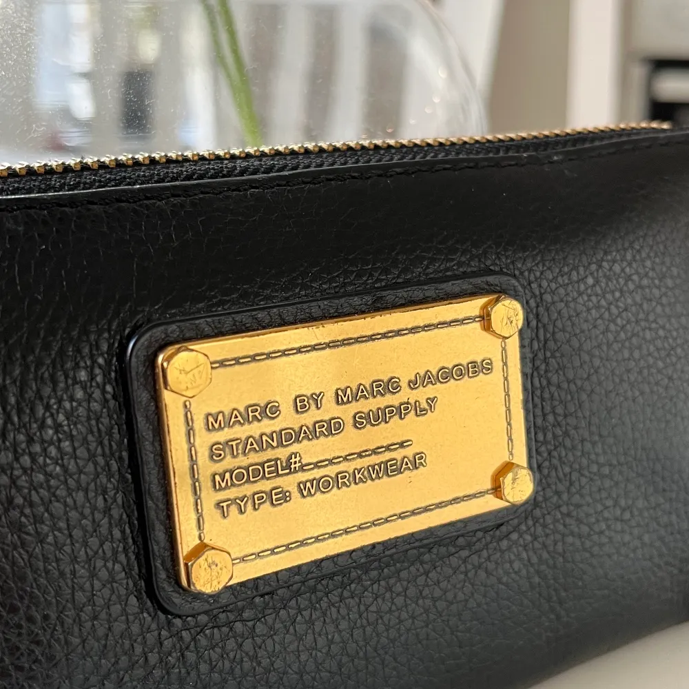 Marc Jacobs plånbok som inte kommer till användning. Äkta skinn i fint skick, insidan är också väldig fin🤍. Väskor.