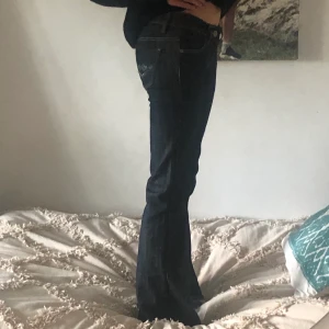 Bootcut jeans - Säljer dessa ursnygga jeans. Helt oanvända med prislapp på. Sitter perfekt på mig som är 170. Skriv om ni har några frågor❣️ Ber om urkäkt för dåliga bilder.