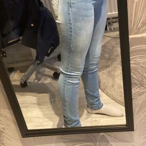 Jeans använda ett fåtal gånger