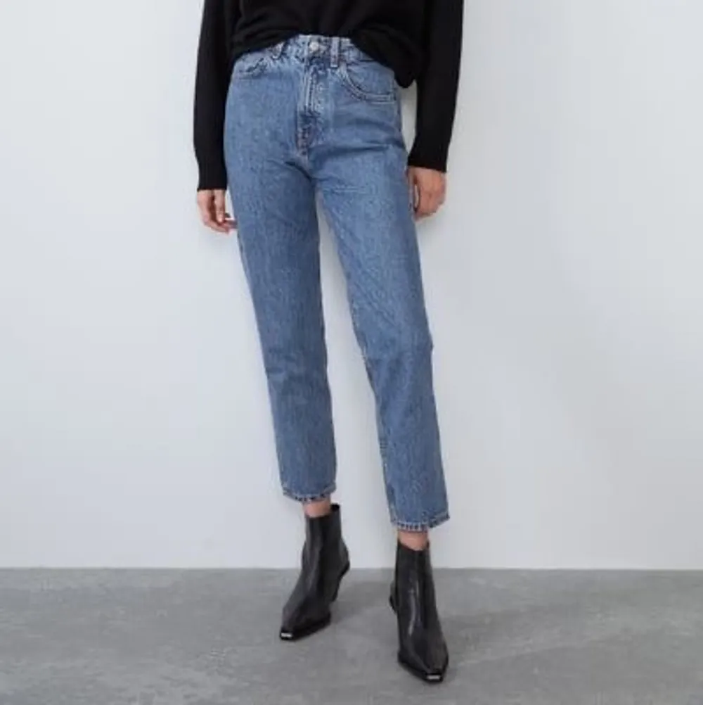 Zara mom jeans, använda typ 5 gånger. Inte min stil längre. Bra skick, bra pris och såklart fri frakt👌 Skriv för mer frågor/bilder!. Jeans & Byxor.