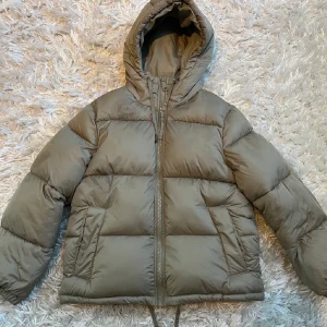 Dunjacka  - Super fin och trendig dunjacka, använd få gånger. Köparen står för frakten 🤍 Pris kan diskuteras 