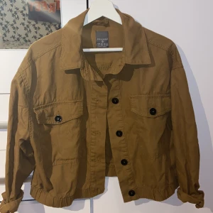 Tunn jacka - Säljer denna superfina grönbruna jacka från Primark. Den kommer inte till användning och väljer därför att sälja! ✨