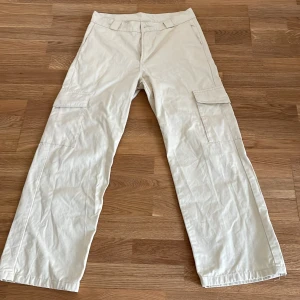 .  - Cargos från Sweet Sktbs. Väldigt bra skick har använt dom typ 5 gånger. Köptes i Maj 2022. Dom är beiga även om det inte syns så bra på bild. 