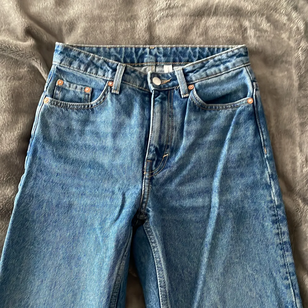 Säljer ett par weekday jeans i nyskick! 💖 Endast använd ett fåtal gånger, men säljer tyvärr nu pga att de inte längre passar . Jeans & Byxor.