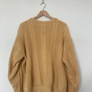 Jätteskön tjocktröjan! - Perfekt till hösten och vintern! Det finns en liten fläck på framsidan, men den är knappt synlig :)