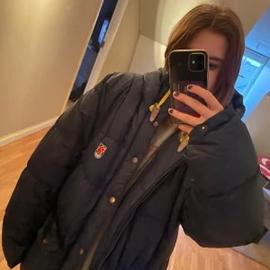 Fjällrävenjacka - Säljer min fjällräven jacka den har några fläckar på ryggen och ett litet hål vid armen men inget som syns direkt säljer den för att den inte kommer till så mycket användning och är för stor för mig som brukar ha st xs köpare står för frakt💕