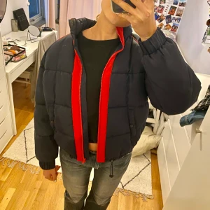 Vinterjacka  - Så fin vinterjacka från H&M köpt second hand🙏🏻🙏🏻 Strl 38, jättefint skick!💕