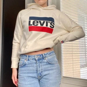Hoodie med tryck  - Levis hoodie storlek xs som knappt är använd. Snöret till hoodien finns med har bara tagit ut det