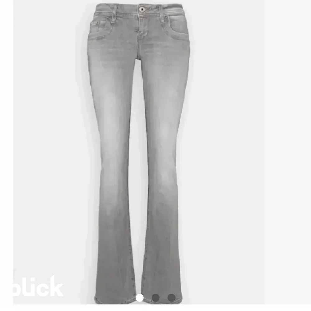 Säljer dessa jeans då de tyvärr är för stora för mig!❤️. Jeans & Byxor.