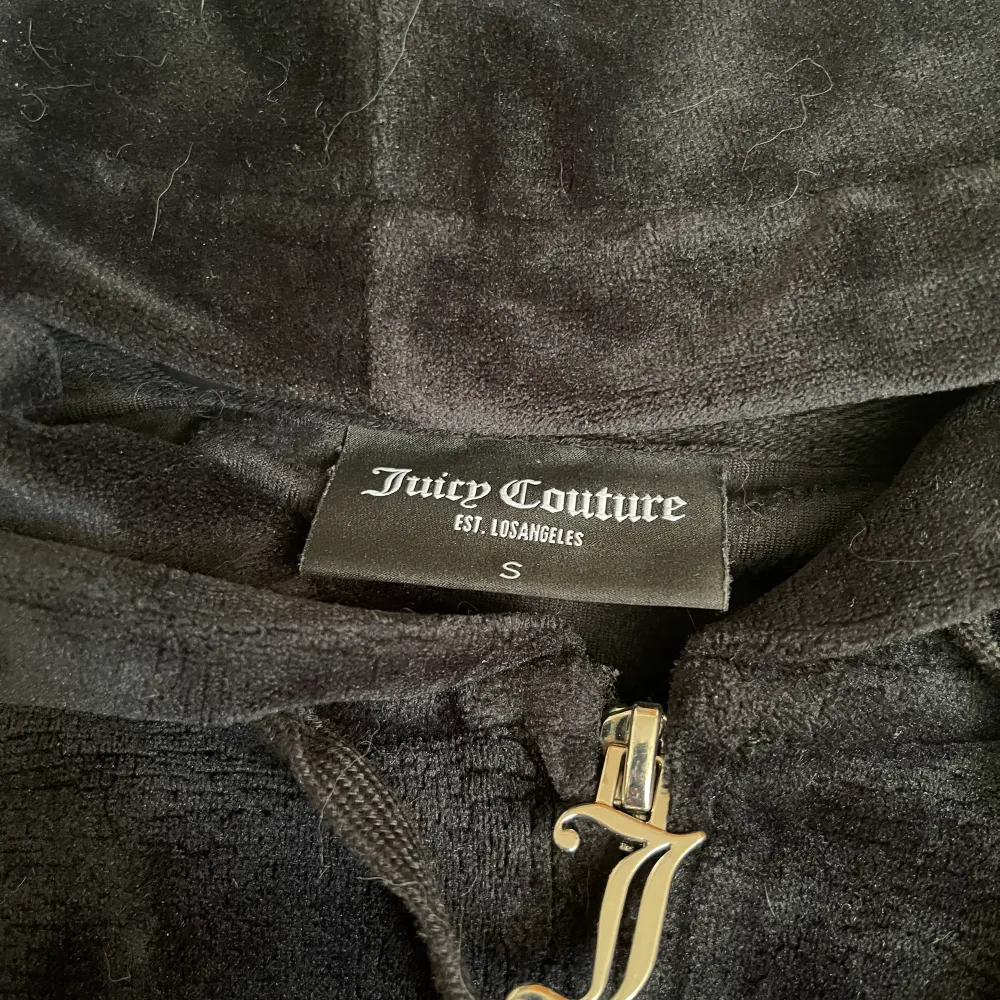 Säljer nu min Juicy Couture Zip Hoodie då den aldrig har kommit till använding, därav nyskick. Nypris 1.199🫶🏽 Frakt till kommer på 59kr❤️‍🔥. Hoodies.