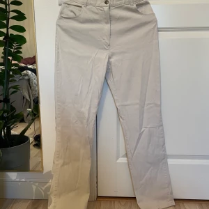Beigea jeans - Ljust beigea raka jeans från Camaïeu, säljer på grund av att de blivit för små. Halvhöga i midjan. Använda en del men fortfarande i bra skick! Storleken har försvunnit men skulle säga 36/S. Köparen står för frakt, kan annars mötas upp i Stockholm. 