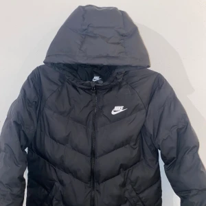 Nike jacka  - En väldigt skön och fin nike vinterjacka med rymlig luva. I superbra skick!! Köpt för 1000kr jackan är i räknad i barnstorlek, i storlek XL, den sitter perfekt som en S i damstorlek.