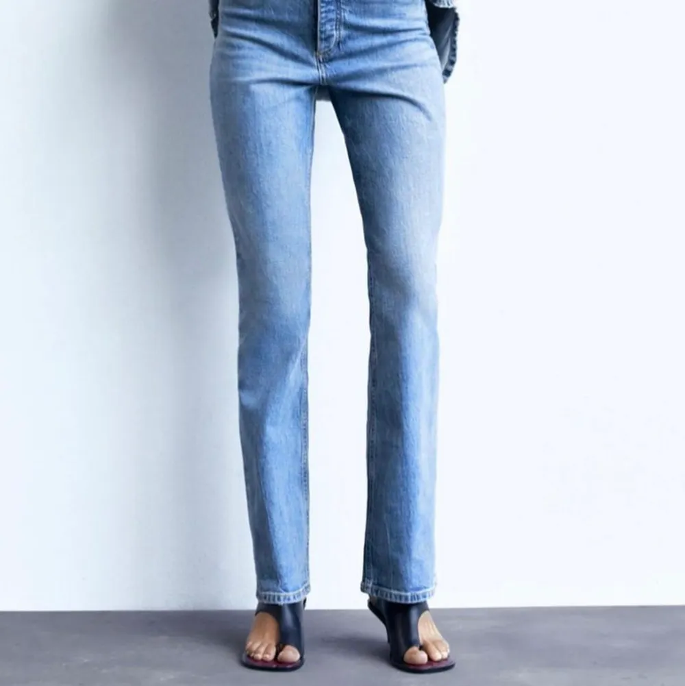 Snygga jeans från zara med slits på sidan . Jeans & Byxor.