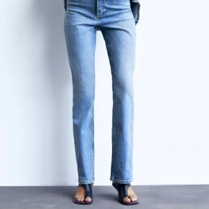 jeans från zara  - Snygga jeans från zara med slits på sidan 