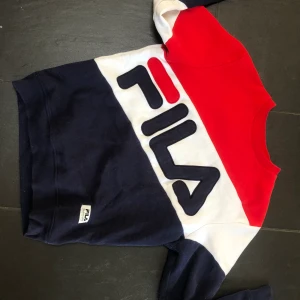 Fila sweatshirt Strl. S - Fila tjocktröja med stort tryck och mjuk insida. Knappt använd Köpare strå för frakt