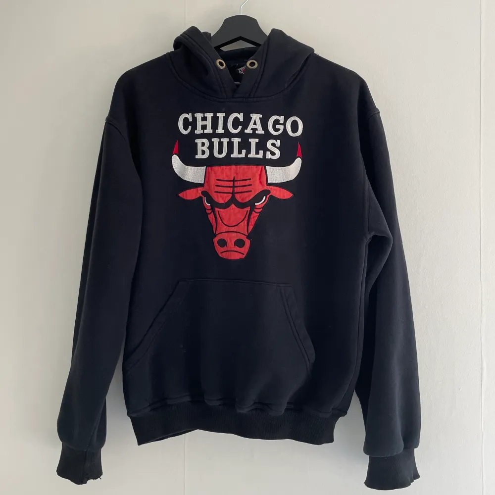 Riktigt snygg Chicago Bulls hoodie av hög kvalité. Hoodien har tecken på använding som man kan se på den tredje bilden då ärmarna är lite trasig. Hoodien är size L och passar därför perfekt oversized om du skulle ha någon storlek mindre. . Hoodies.