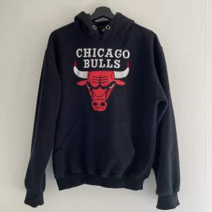 Riktigt snygg Chicago Bulls hoodie av hög kvalité. Hoodien har tecken på använding som man kan se på den tredje bilden då ärmarna är lite trasig. Hoodien är size L och passar därför perfekt oversized om du skulle ha någon storlek mindre. 