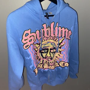 Zip tröja - Använd fåtal gång och i nyskick. Strl xxs men den är väldigt oversize så sitter som en vanlig hoodie på mig som normalt är xs/s. Skriv vid frågor💓