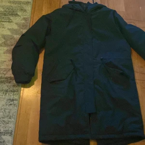 Lindex  - En riktigt snygg vinterjacka som är använd förra vintern,säljer den pågrund av att de blivit för liten,storlek L.köpt den för 1100kr och säker den för 500kr.