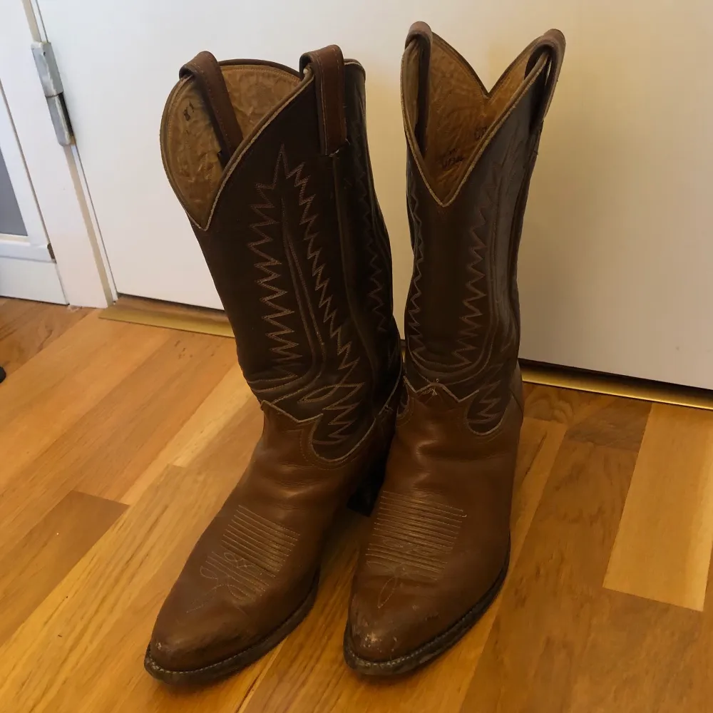 Skitsnygga cowboyboots strl 42, köpta på POP vintage, men får aldrig användning för dom! . Skor.