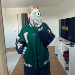 College jacka stl S - Säljer min finaste jacka då jag inte anser migsjälv ha den stilen mer, den är unisex och stl S! Köpt på aelfric Eden för för 75dollar, men kan inte bestämma priset så det blir budgivning på denna vara💗 Kunden står för frakt