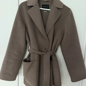 Kappa från  - Säljer kappa från STOCKH LM, använt 2 ggr säljer pga ingen användning.  Köpte den från MQ för 1 499, ny pris 800kr