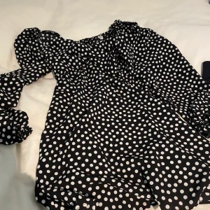 Supersöt klänning från H&M - Säljer denna fina klänning från H&M då den inte riktigt passar mig längre. Strl 36, dragkedja finns men är hyfsat stretchig. Säljer från 250, hör av dig för mer info 💕