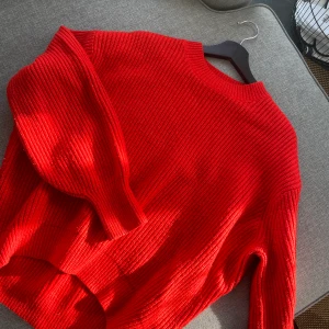 Röd stickad tröja ❤️ - Säljer denna jättemysiga stickade tröja i storlek S