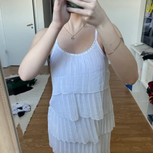 Volangklänning  - Jag säljer denna super söta klänningen som jag köpte på Kappahls barnavdelning, den är i stl 134/140 men sitter som en xs. Den är använd 2gånger, och jag är 162cm för referens💗  Kunden står för frakten