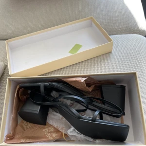 Klackskor - Säljer mina fina klackar från Nelly då dem är för små. Helt oanvända, dem är bara testade. Som ni ser så finns kartong o allt med :) 