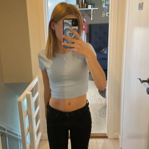 t-shirt - Fina ljusblå t-shirt, vet inte vartifrån men passar så fint till svarta eller gråa byxor. Storlek xs. 