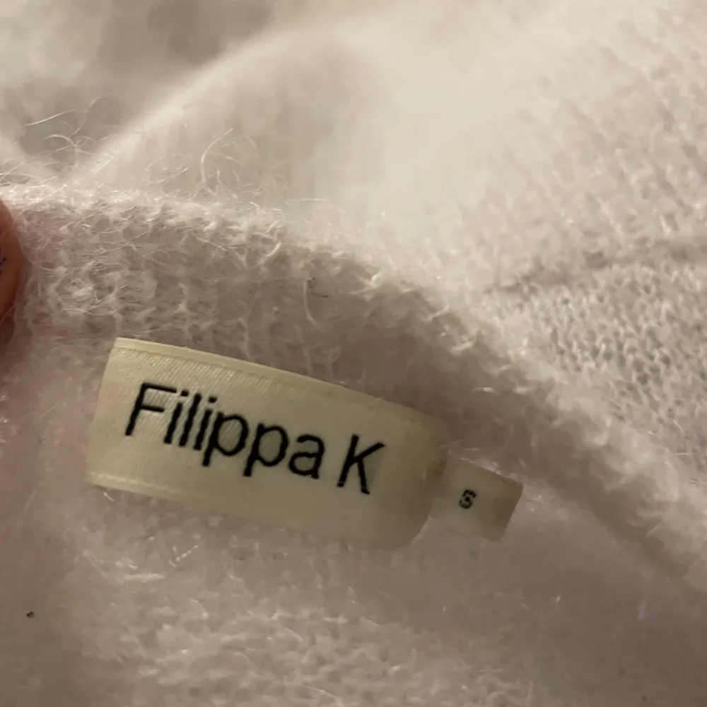 Mysig stickad tröja ifrån Filippa K, den är jätte fin och mjuk men lite sticksig.. Stickat.